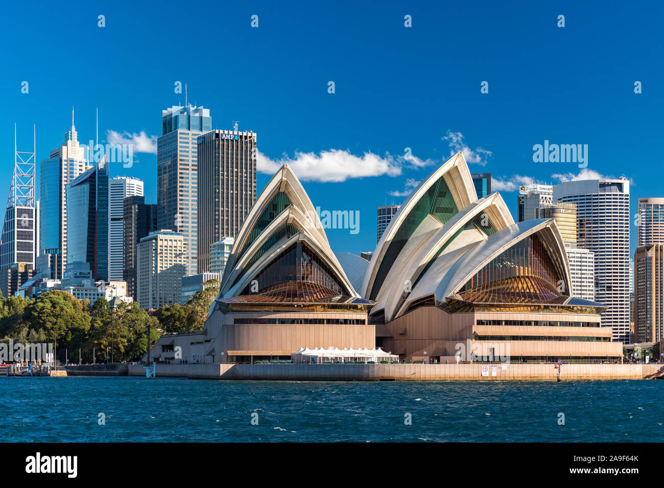 Sydney, Australien - 23. Juli 2016: Schöne Aussicht von ikonischen Wahrzeichen von Sydney Sydney Opera House mit Wolkenkratzer und Bürogebäude von Sydney Centr Stockfoto