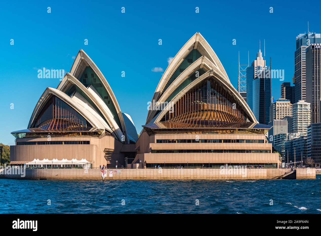 Sydney, Australien - 23. Juli 2016: Schöne Aussicht von ikonischen Wahrzeichen von Sydney Sydney Opera House mit Wolkenkratzer und Bürogebäude von Sydney Centr Stockfoto