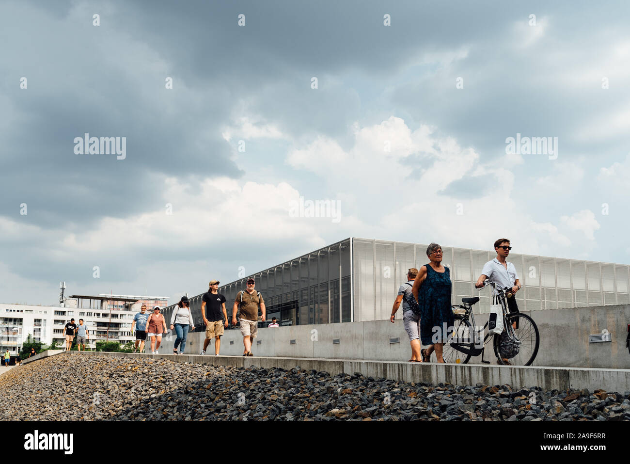 Berlin, Deutschland - 29. Juli 2019: Grabdenkmäler Schrecken, Topographie des Terrors. Es ist ein Museum und Dokumentationszentrum auf der Website. Stockfoto