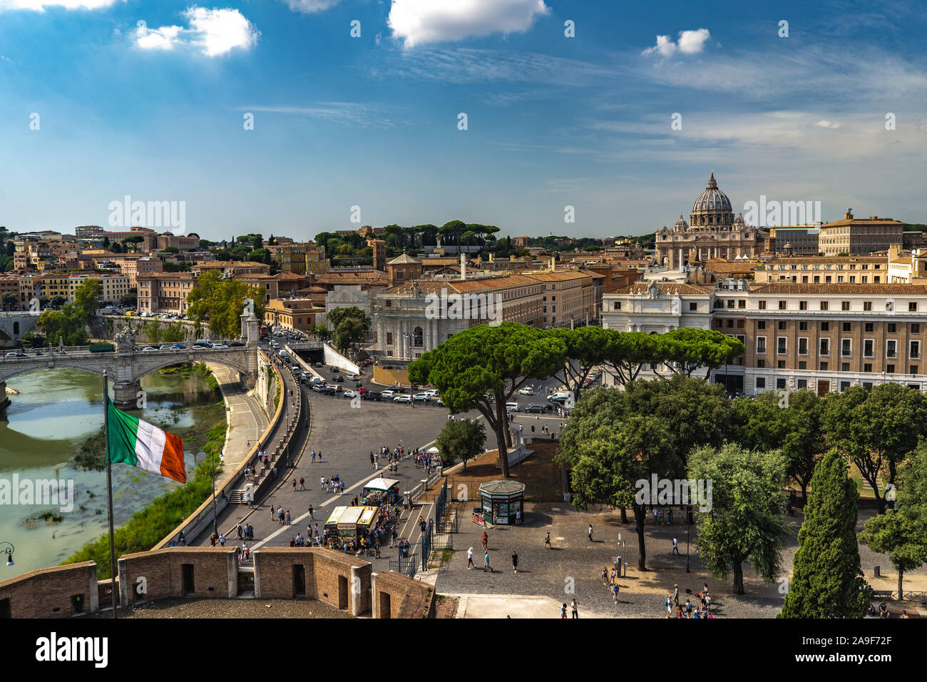 Schöne Aussicht vom Castel Sant'Angelo auf italienische Flagge, Touristen wandern, Tiber und Vatikan im Hintergrund. Schöne sonnige Wetter in Rom Stockfoto