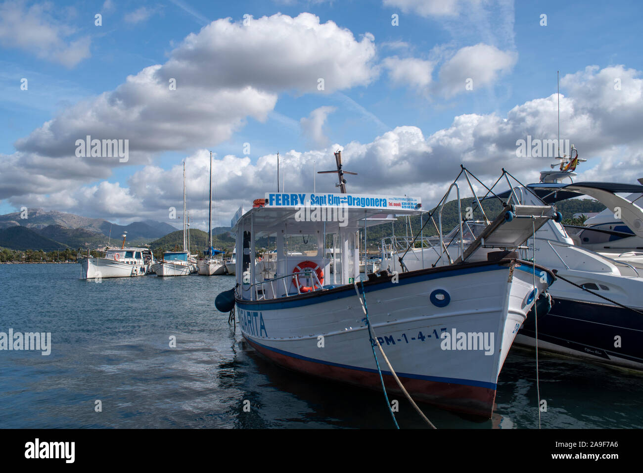 Port d'Andratx, Mallorca, Spanien, 16. Oktober 2019, Port d'Andratx Mallorca, Sant Elm Dragonera Fähre vertäut im Hafen. Stockfoto