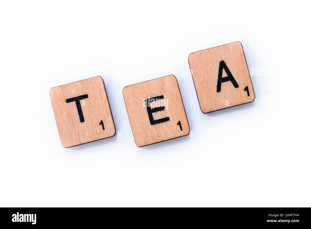 London, UK, 27. März 2019: Das Wort Kaffee, Dinkel mit hölzernen Buchstabensteine über einem weißen Hintergrund. Stockfoto