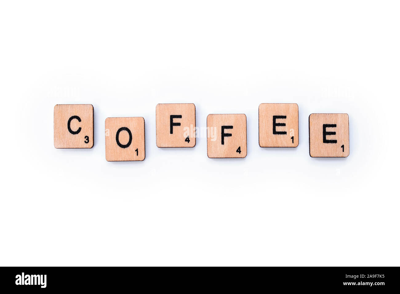 London, UK, 27. März 2019: Das Wort Kaffee, Dinkel mit hölzernen Buchstabensteine über einem weißen Hintergrund. Stockfoto