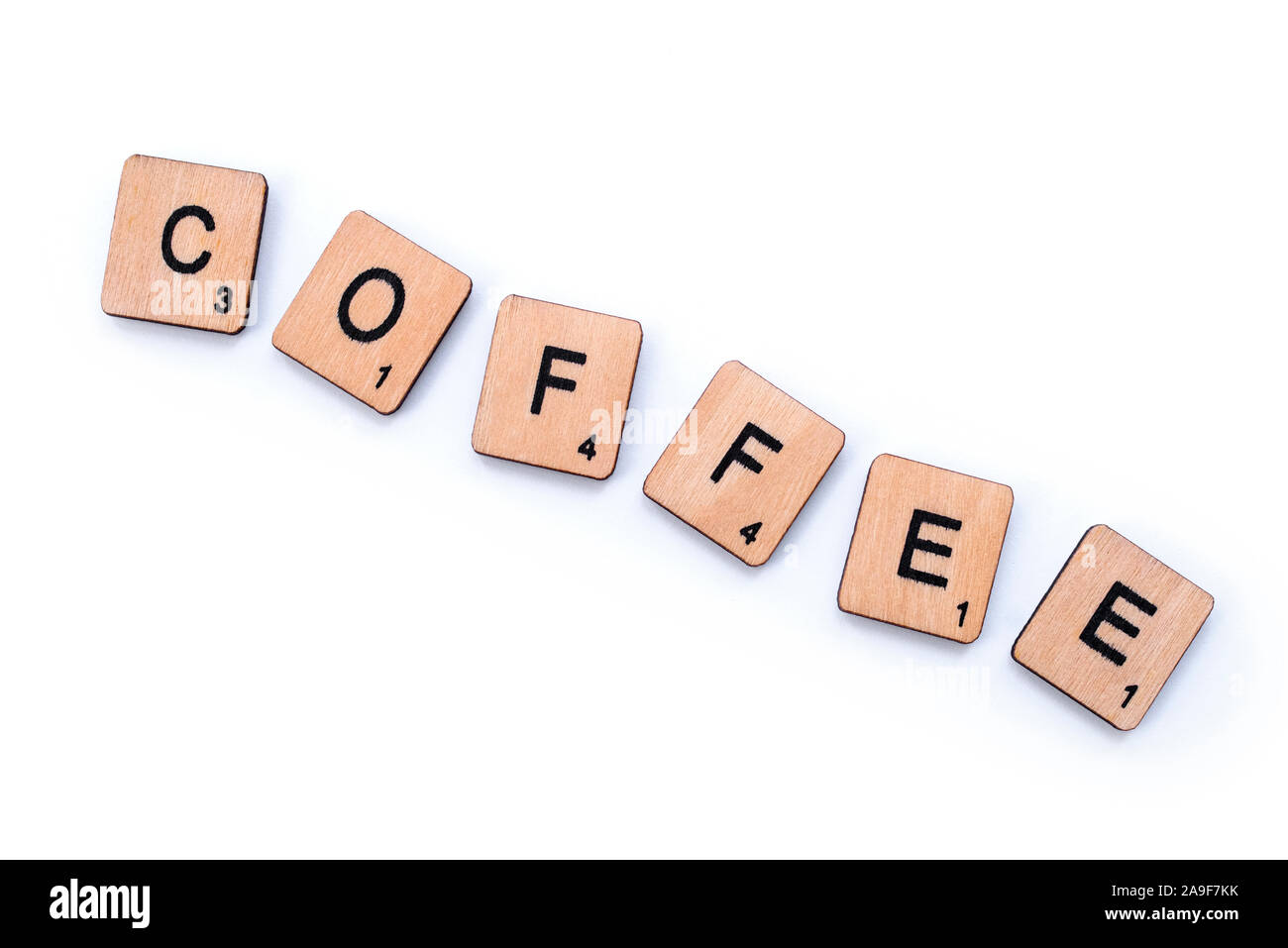 London, UK, 27. März 2019: Das Wort Kaffee, Dinkel mit hölzernen Buchstabensteine über einem weißen Hintergrund. Stockfoto