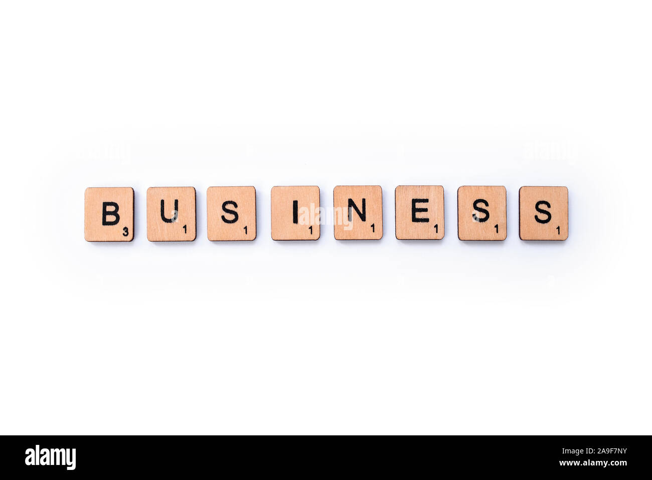 London, UK, 27. März 2019: Das Wort BUSINESS, Dinkel mit hölzernen Buchstabensteine über einem weißen Hintergrund. Stockfoto