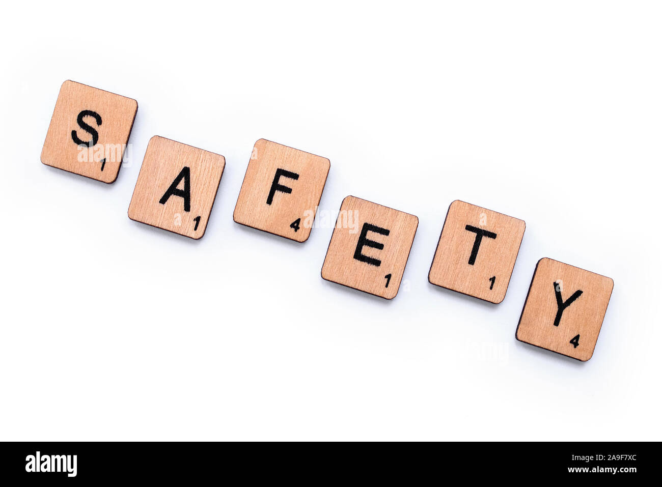 London, UK, 27. März 2019: Das Wort Sicherheit, Dinkel mit hölzernen Buchstabensteine über einem weißen Hintergrund. Stockfoto