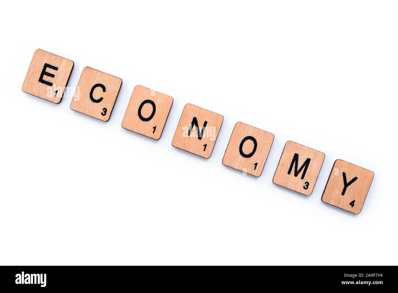 London, UK, 27. März 2019: Das Wort WIRTSCHAFT, Dinkel mit hölzernen Buchstabensteine über einem weißen Hintergrund. Stockfoto