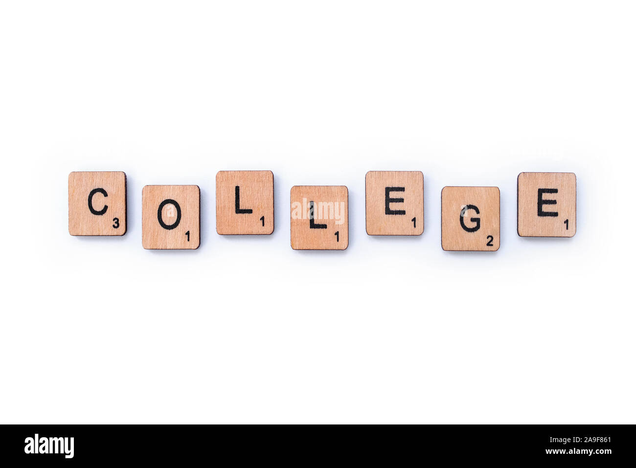 London, UK, 27. März 2019: Das Wort COLLEGE, Dinkel mit hölzernen Buchstabensteine über einem weißen Hintergrund. Stockfoto