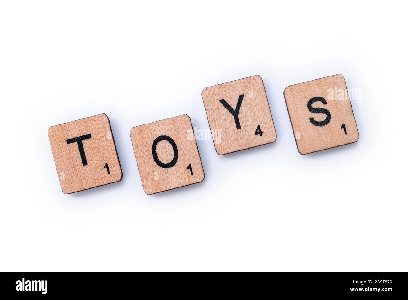 London, UK, 27. März 2019: Das Wort Spielzeug, Dinkel mit hölzernen Buchstabensteine über einem weißen Hintergrund. Stockfoto
