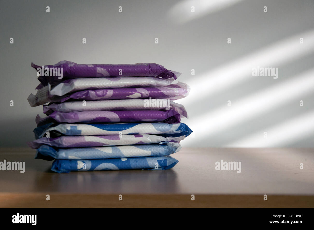 Ein Stapel von Damenbinden in verschiedenen Farben. Stockfoto