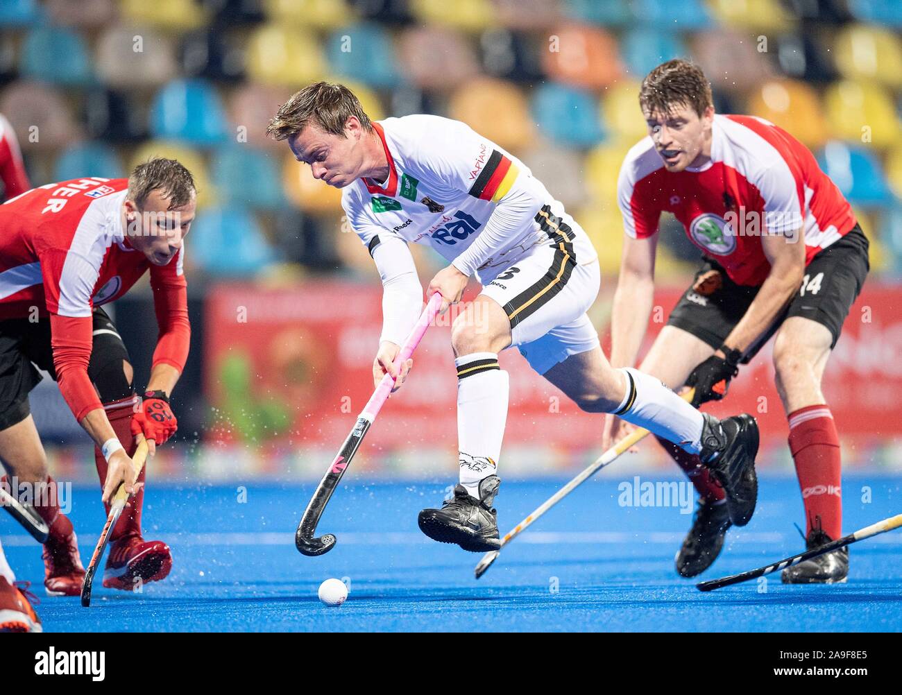 Borussia Mönchengladbach, Deutschland. 03 Nov, 2019. Matten GRAMB.S. (GER) im Duell, Duellen Aktion l. UHER Dominic (AUT), Deutschland (GER) Österreich (AUT) 5:3, am 11/03/2019 Hockey Olympia Qualifikation der Männer vom 02.11. - 3.11.2019 in Borussia Mönchengladbach/Deutschland. € | Nutzung der weltweiten Kredit: dpa/Alamy leben Nachrichten Stockfoto