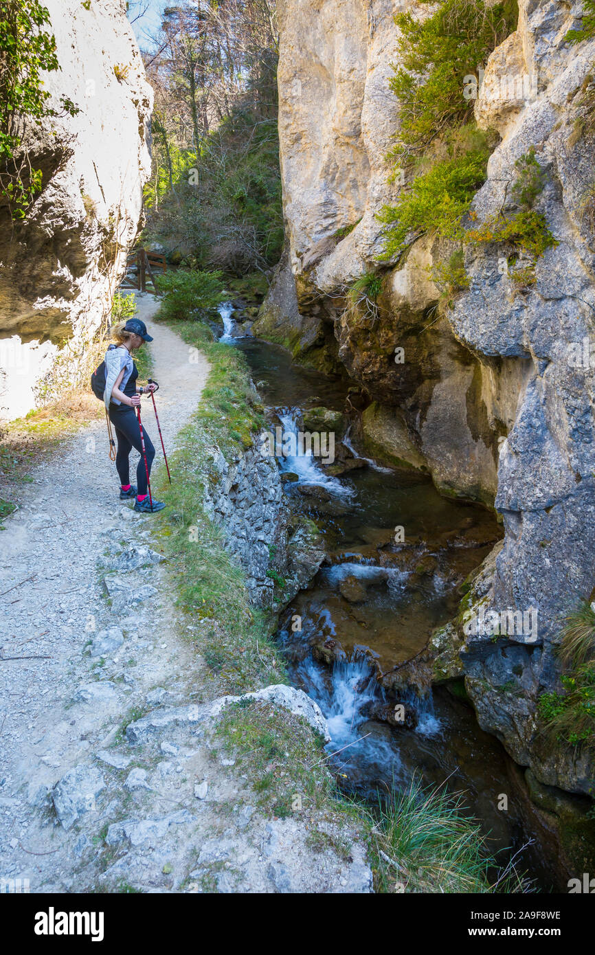 Frau Wanderer in eine Schlucht. Stockfoto