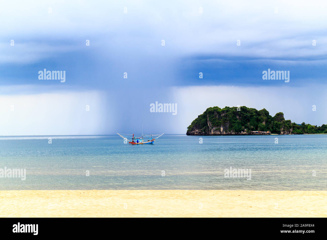 Regensturm über Fischerboot, Sai Ri Strand, Chumphon, Thailand Stockfoto