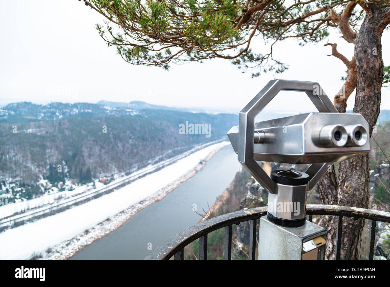 Blick von der Aussichtsplattform über die Elbe im kalten Winter Stockfoto