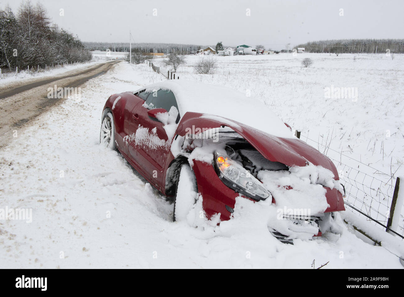 Sturm Doris: Wetter Bilder North Lanarkshire: ein Wagen von der Straße im Schnee in der Nähe von caldercruix North Lanarkshire abgestürzt. Stockfoto