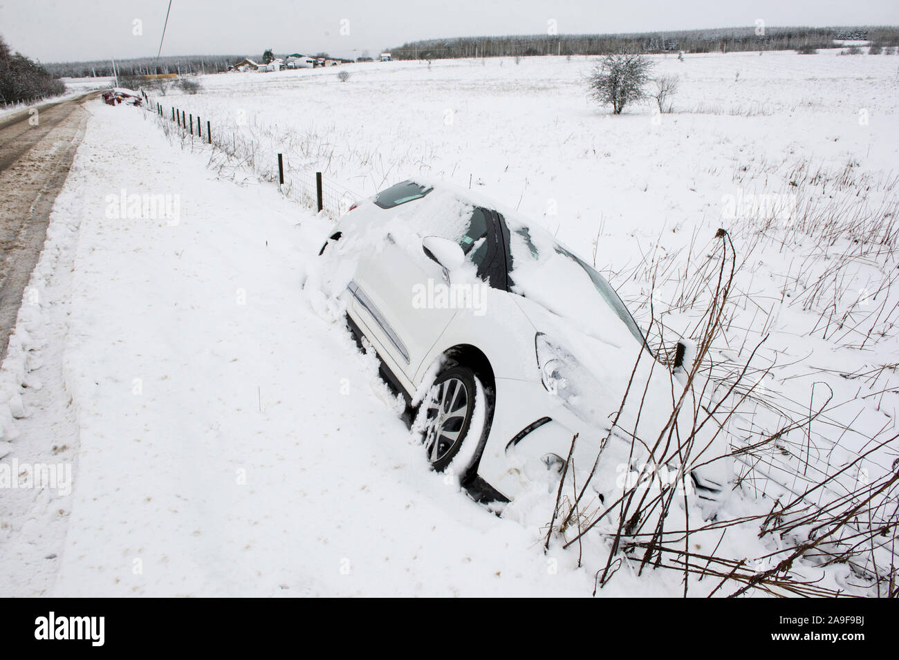 Sturm Doris: Wetter Bilder North Lanarkshire: ein Wagen von der Straße im Schnee in der Nähe von caldercruix North Lanarkshire abgestürzt. Stockfoto