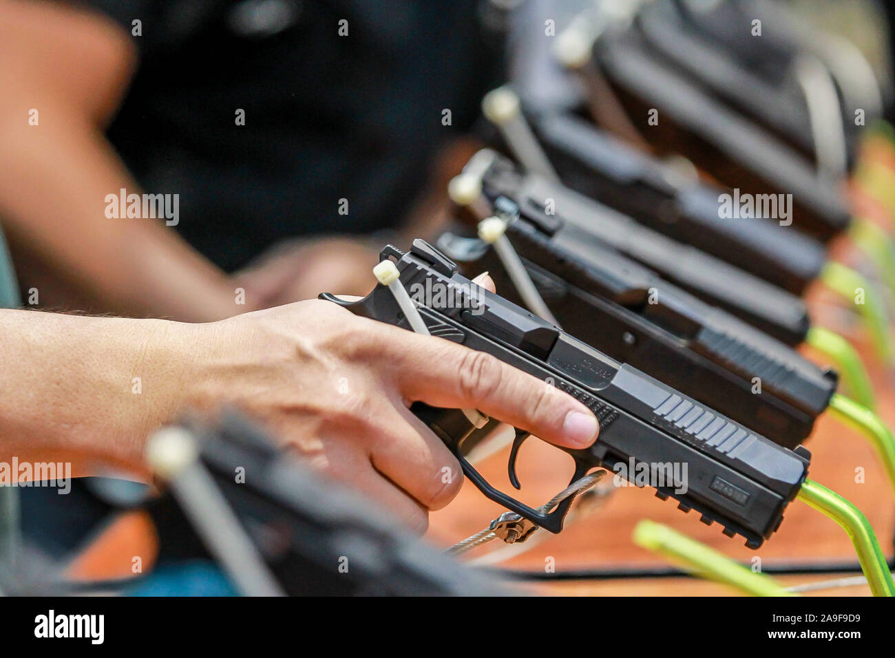 Pasay City. 15 Nov, 2019. Besucher Ansicht angezeigt Waffen im taktischen, das Überleben und die Arme Expo in Pasay City, Philippinen, November 15, 2019. Die Taktischen, das Überleben und die Arme Expo ist eine Ausstellung über die neuesten Geräte auf Verteidigung, Sicherheit und Überleben. Credit: rouelle Umali/Xinhua/Alamy leben Nachrichten Stockfoto