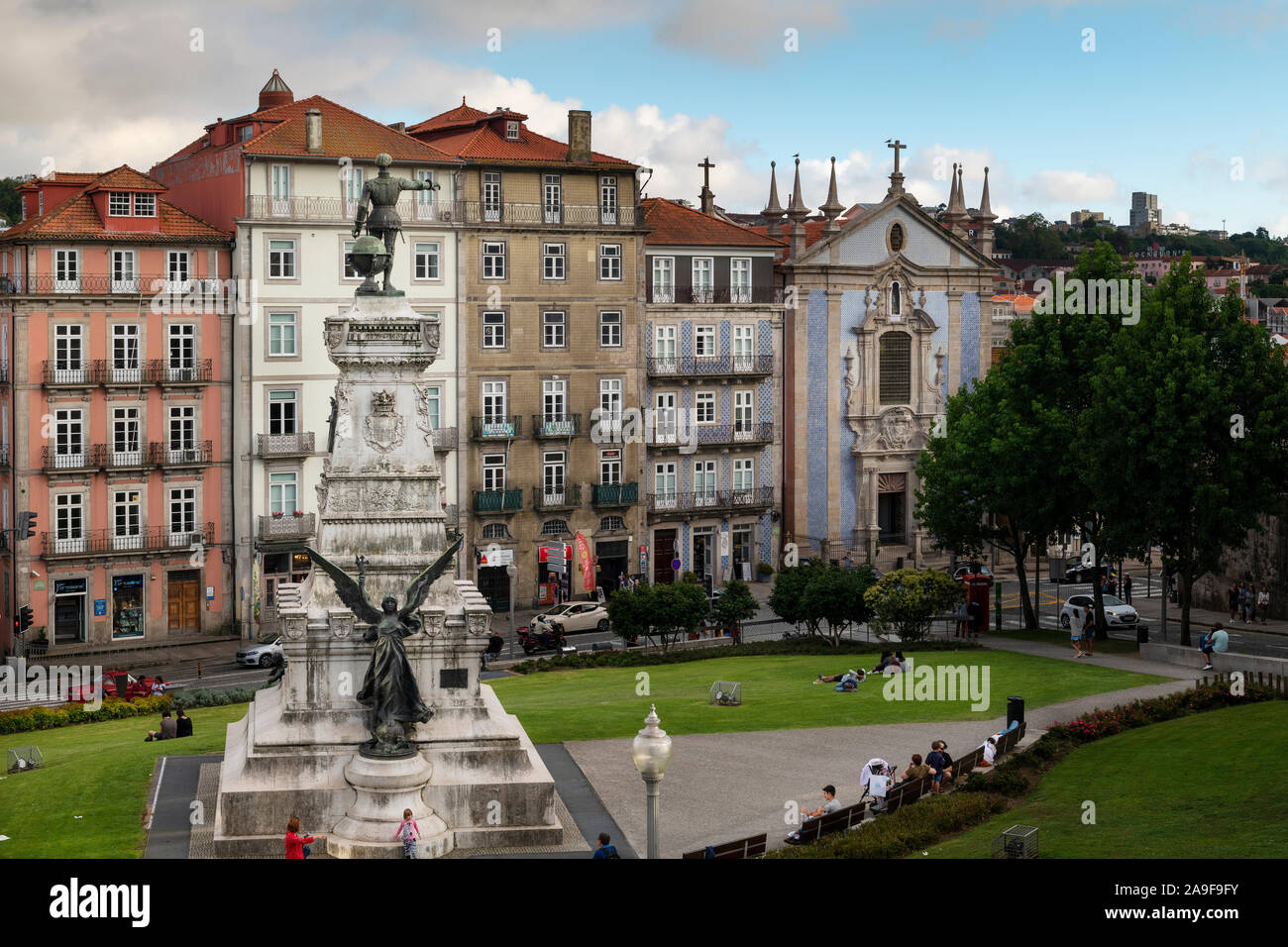 Porto, Portugal - Juli 27, 2019: Blick von der schönen Praca do Infante D.Henrique mit Menschen entspannen im Rasen, in der Stadt Porto, Portugal. Stockfoto