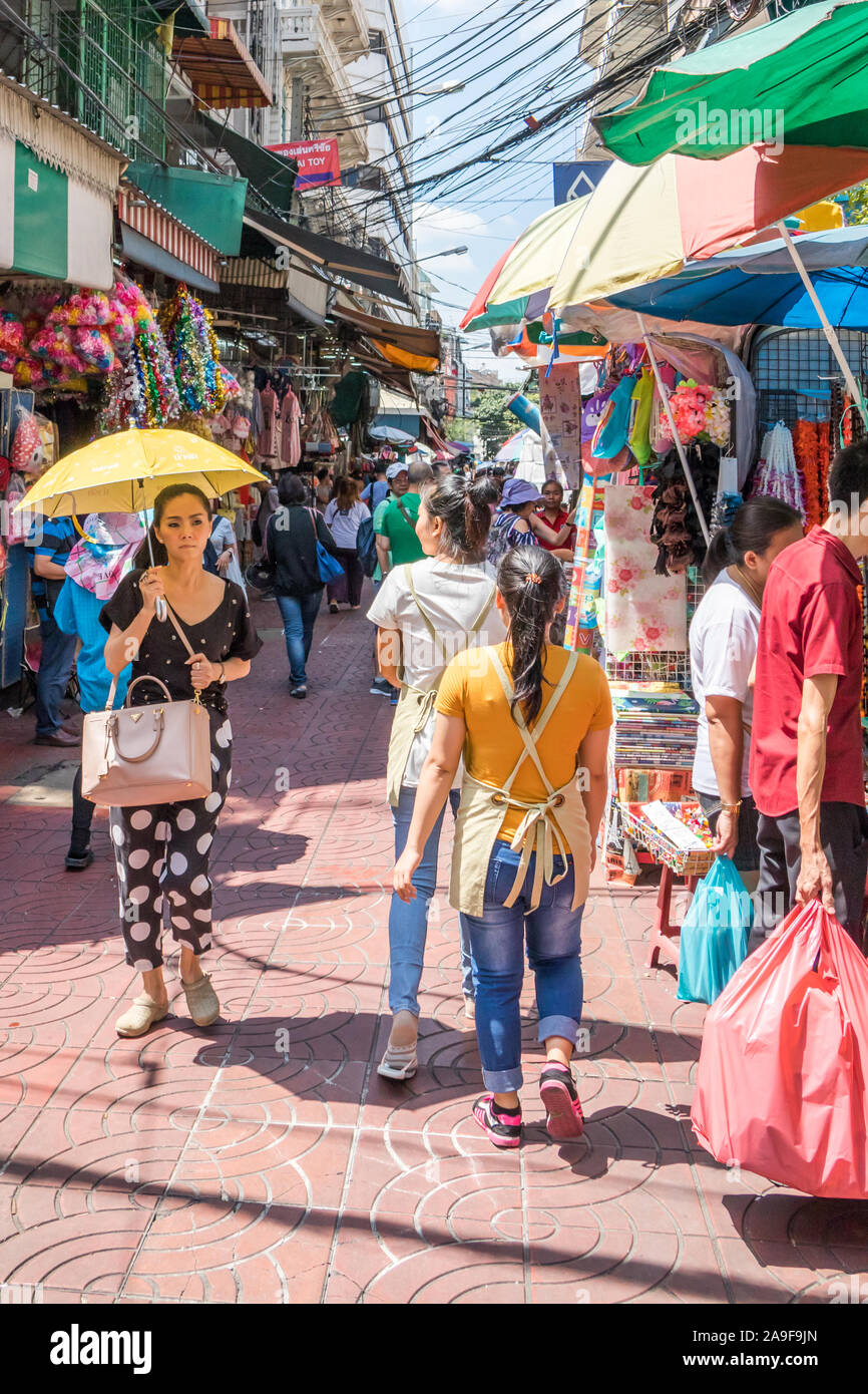 Bangkok, Thailand - 25. September 2018: Käufer in einer belebten Straße in Chinatown. Das Gebiet ist ein Mekka für Shopper. Stockfoto