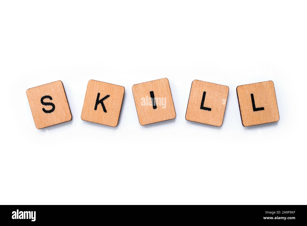 Das Wort "Skill", Dinkel mit hölzernen Buchstabensteine über einem weißen Hintergrund. Stockfoto