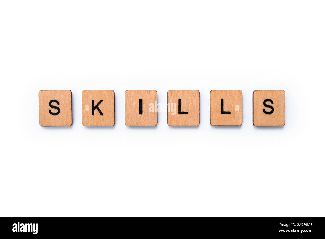 Das Wort Fähigkeiten, Dinkel mit hölzernen Buchstabensteine über einem weißen Hintergrund. Stockfoto