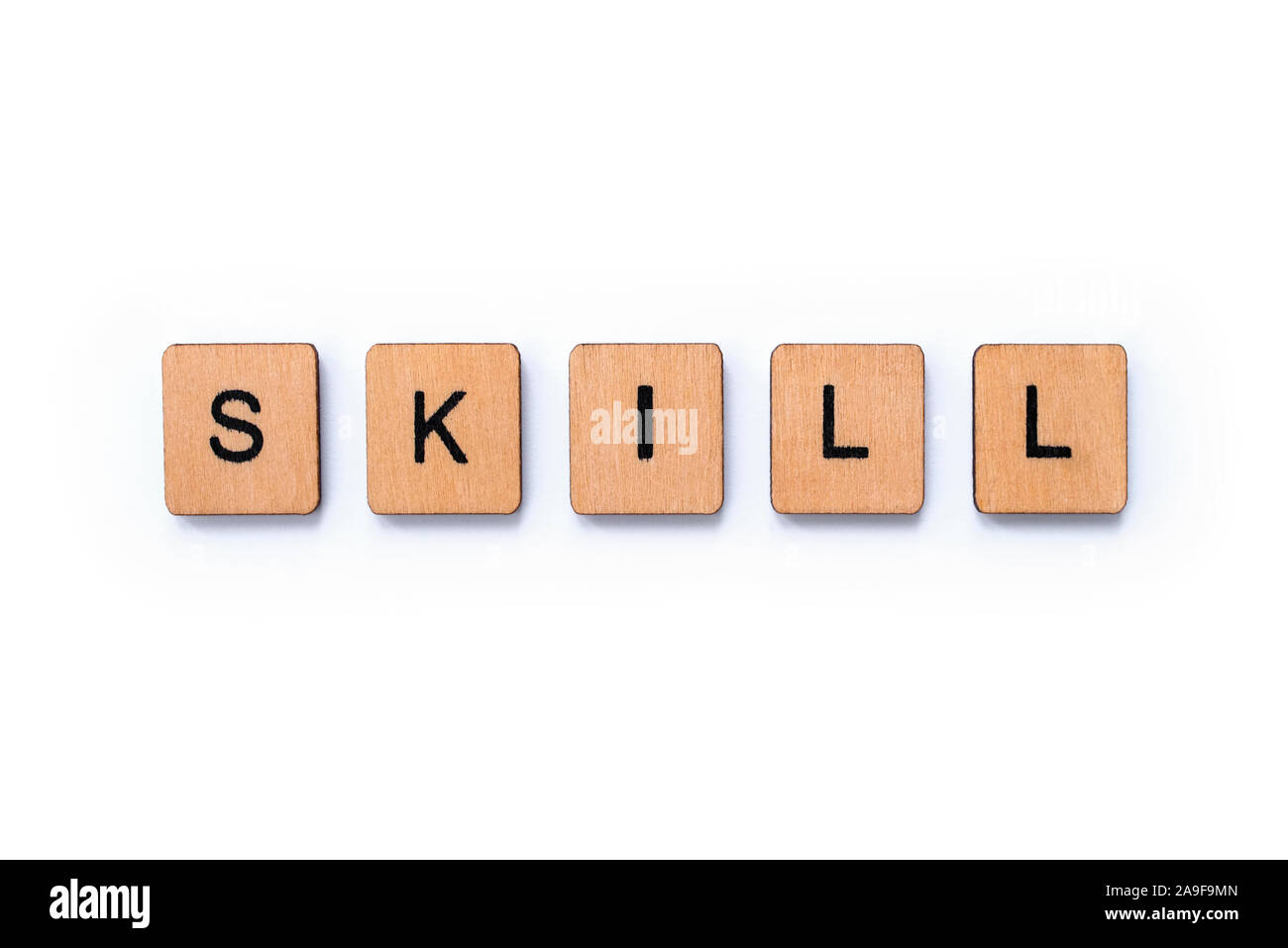 Das Wort "Skill", Dinkel mit hölzernen Buchstabensteine über einem weißen Hintergrund. Stockfoto