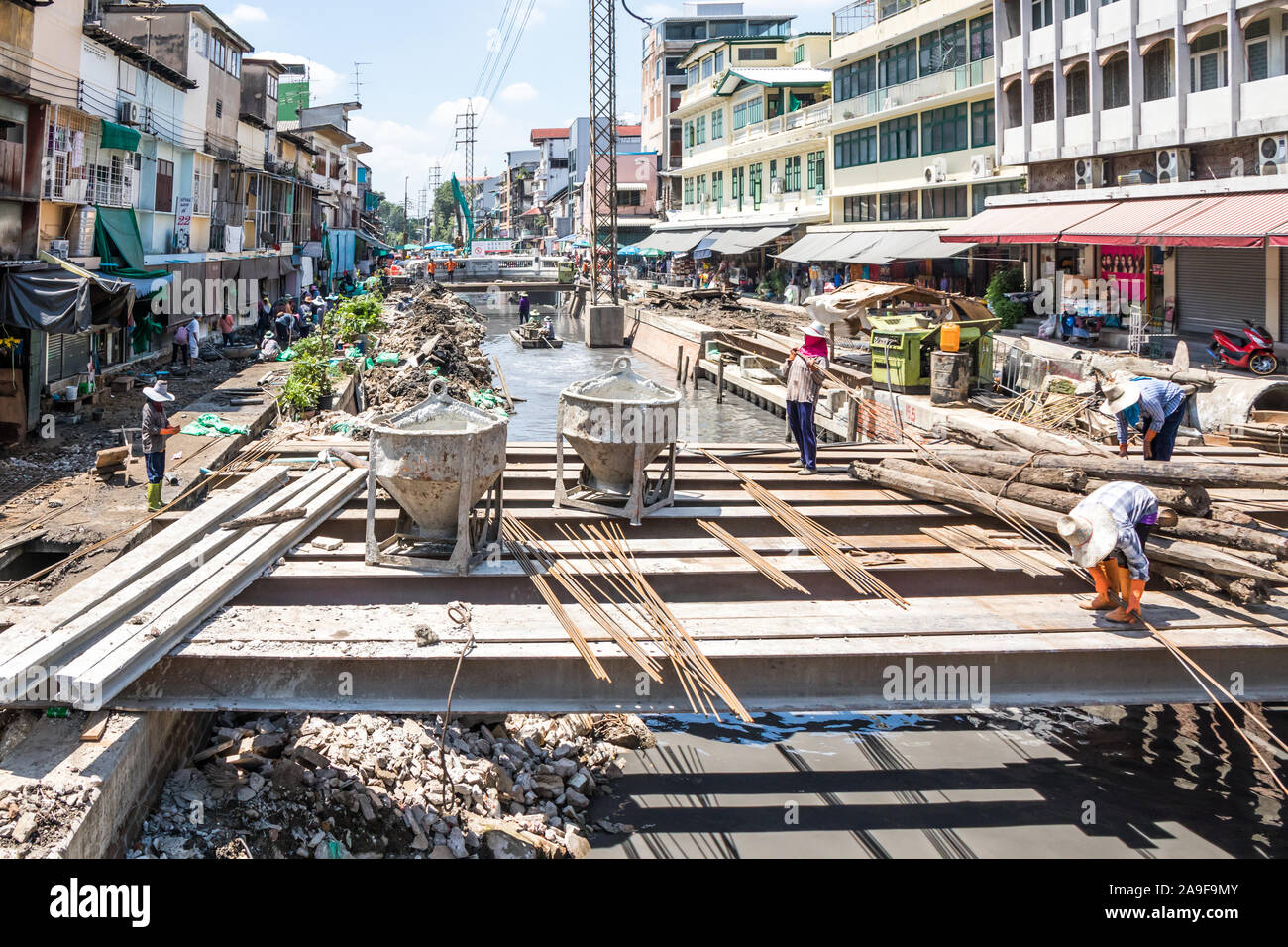 Bangkok, Thailand - 25. September 2018: Bauarbeiter an einem Kanal, Chinatown, Bangkok, Thailand Stockfoto