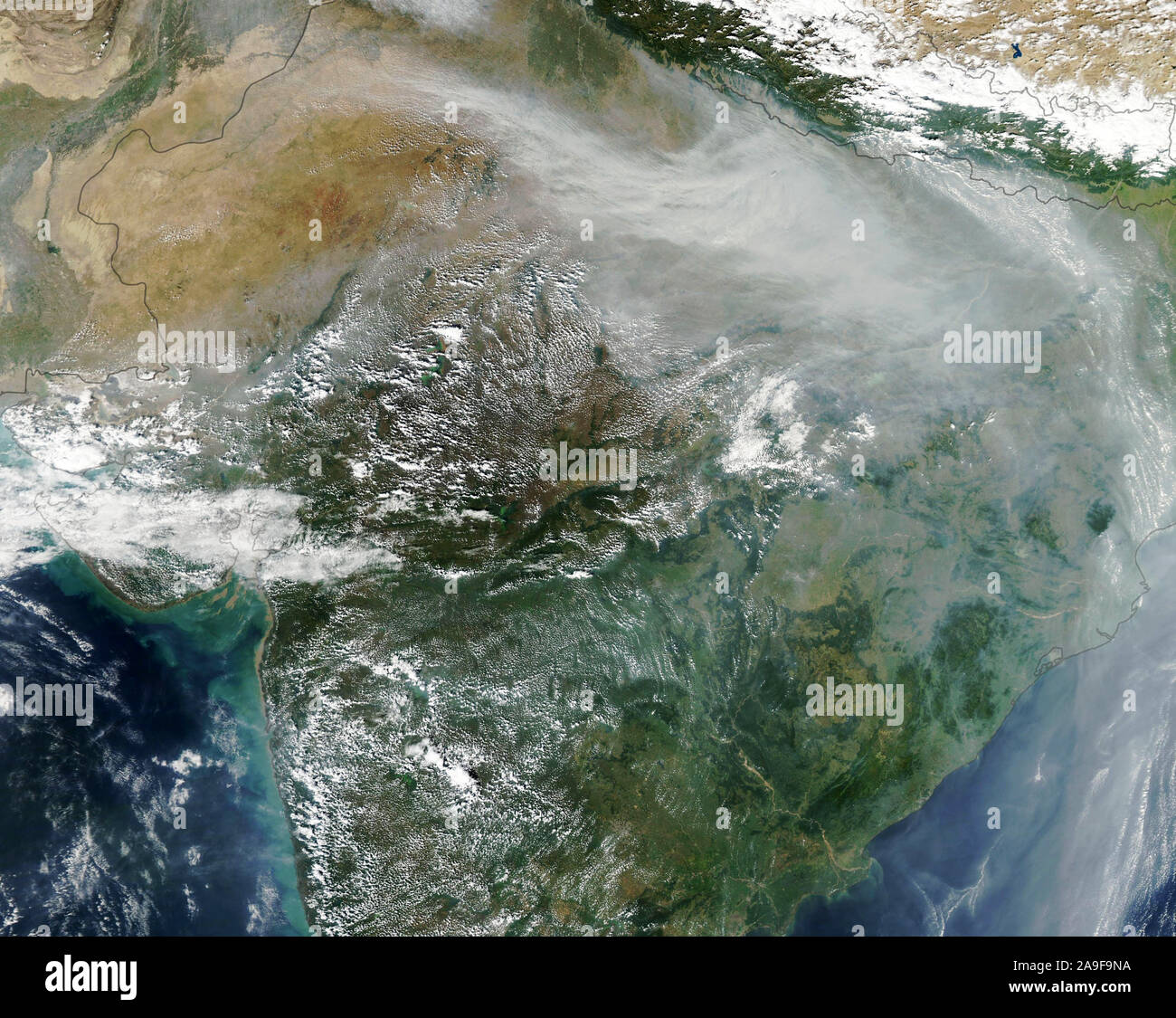 NASA-Satellitenbild der Erde aus dem Weltraum, schwere Wolken Luftverschmutzung Smog über das nördliche Indien, 4. November 2019 Stockfoto