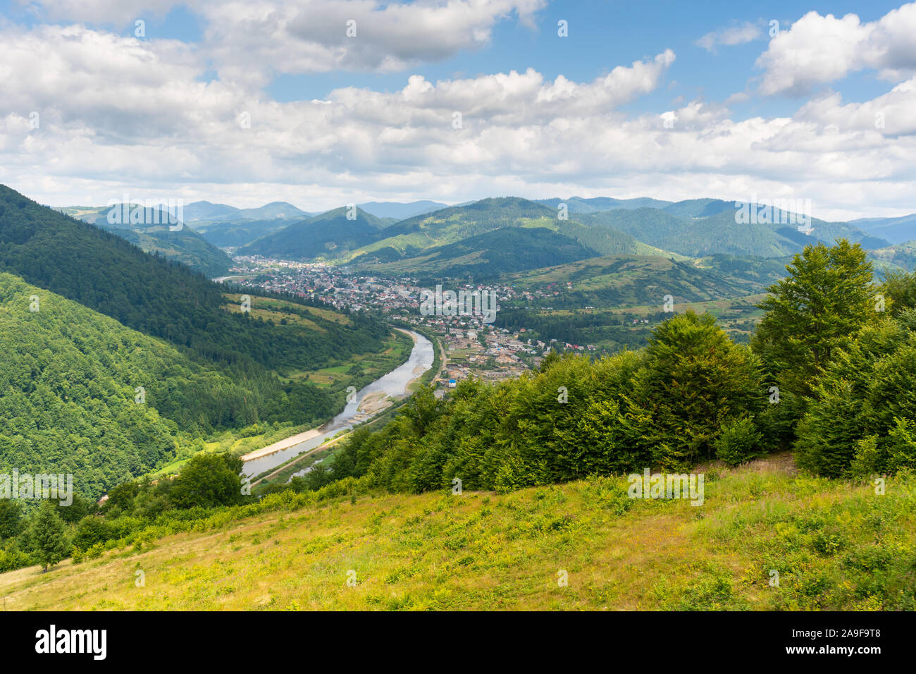 Aussicht auf Tal und Dorf zwischen Bergen Stockfoto Aussicht auf Tal und Dorf zwischen Bergen Stockfoto