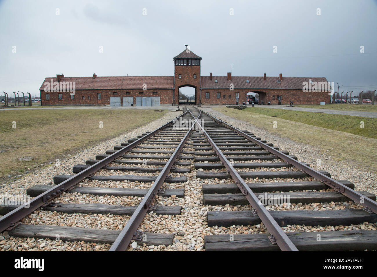 Eisenbahn und Tor Gebäude des KZ Auschwitz-Birkenau, Auschwitz, Pol Stockfoto