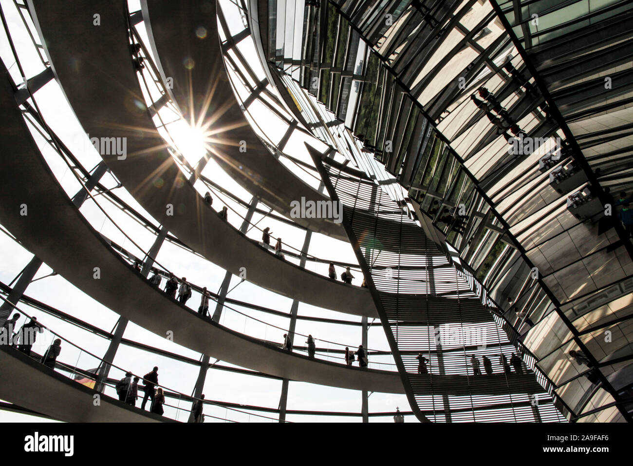 Die Menschen in der Kuppel des Reichstagsgebäudes, Berlin, Deutschland Stockfoto
