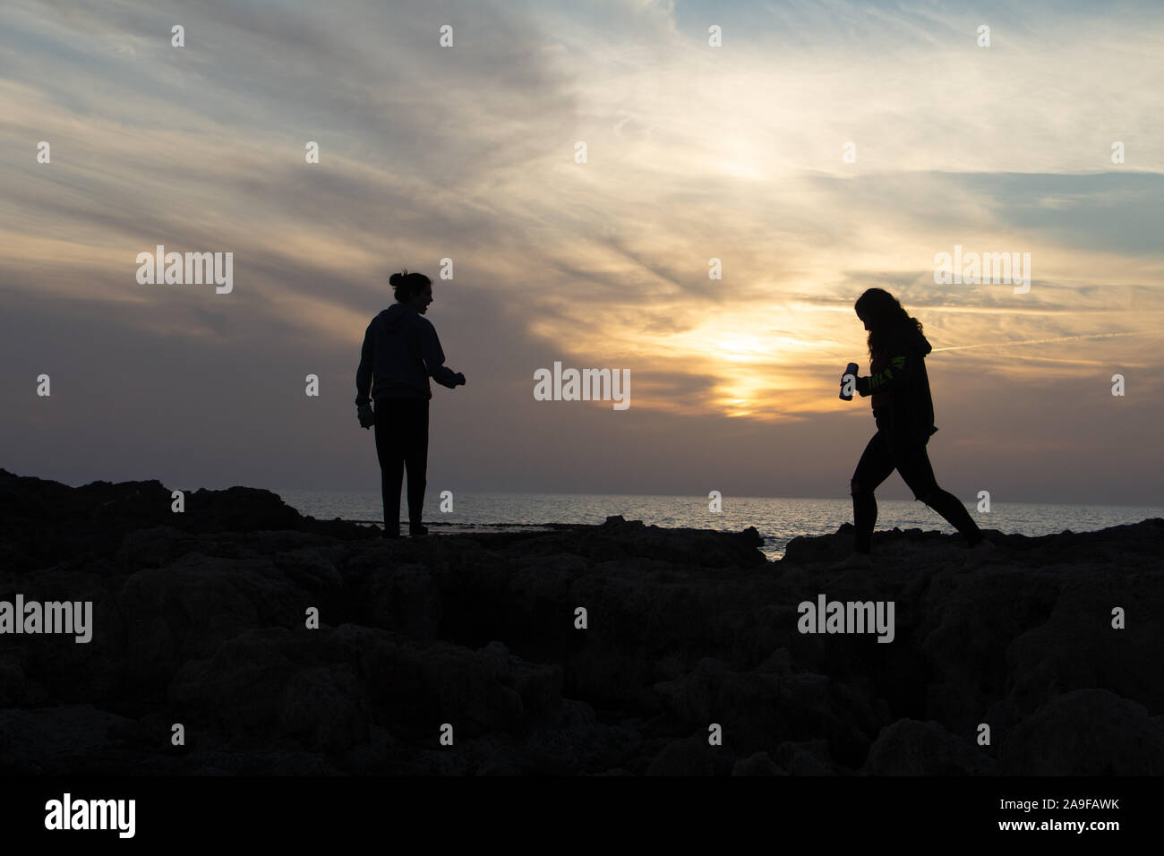 Genießen Sie das letzte Licht des Tages mit dem herrlichen Blick auf das Meer und die Farben des Sonnenuntergangs in den Himmel Stockfoto