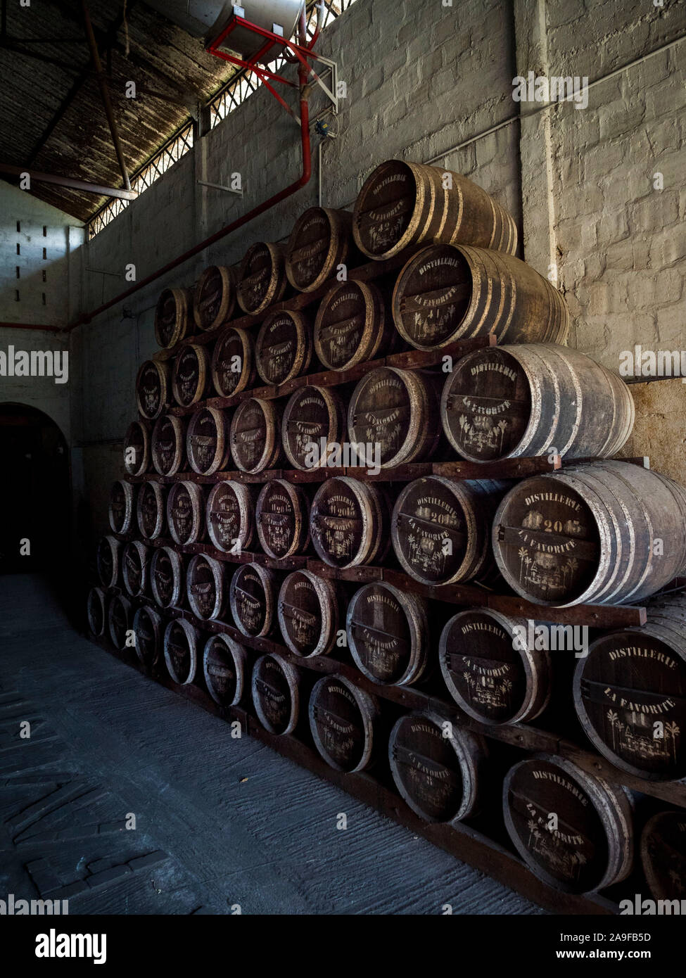 Wohnung La Favorite, Rum Distillery, Fässer, Destillation mit Dampfmaschine gleich wie vor 100 Jahren Stockfoto