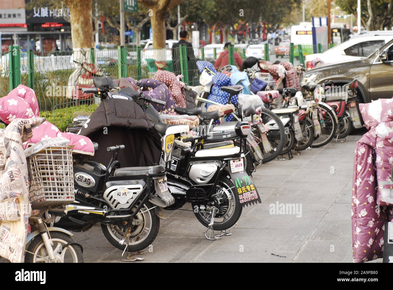 Batterie Motorräder auf der Straße von einem kleinen China city im Herbst Stockfoto