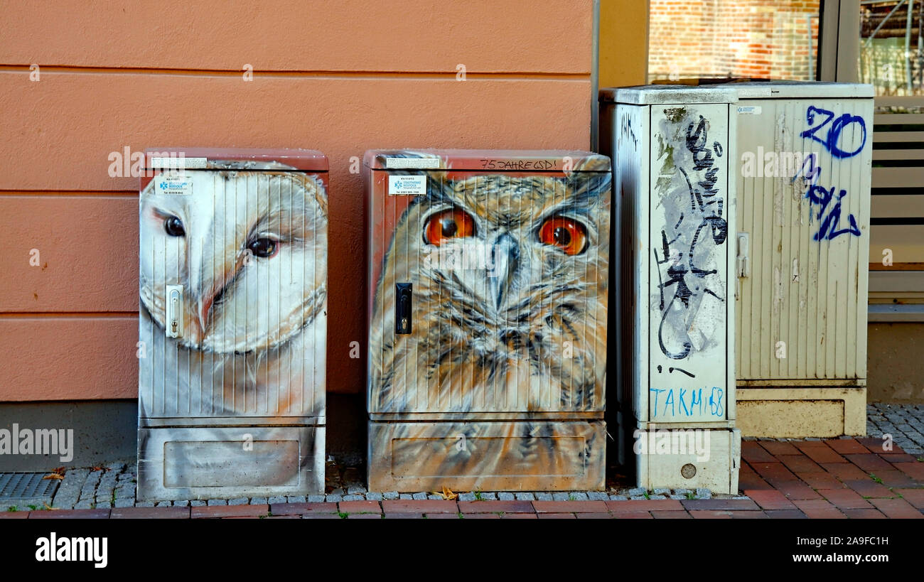 Street Art schmücken einige Befestigungen in Warnemünde High Street. Stockfoto
