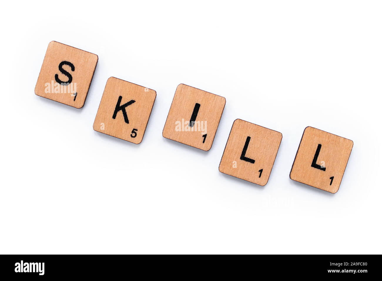 London, UK, 12. Juni 2019: Das Wort "Skill", Dinkel mit hölzernen Buchstabensteine über einem weißen Hintergrund. Stockfoto
