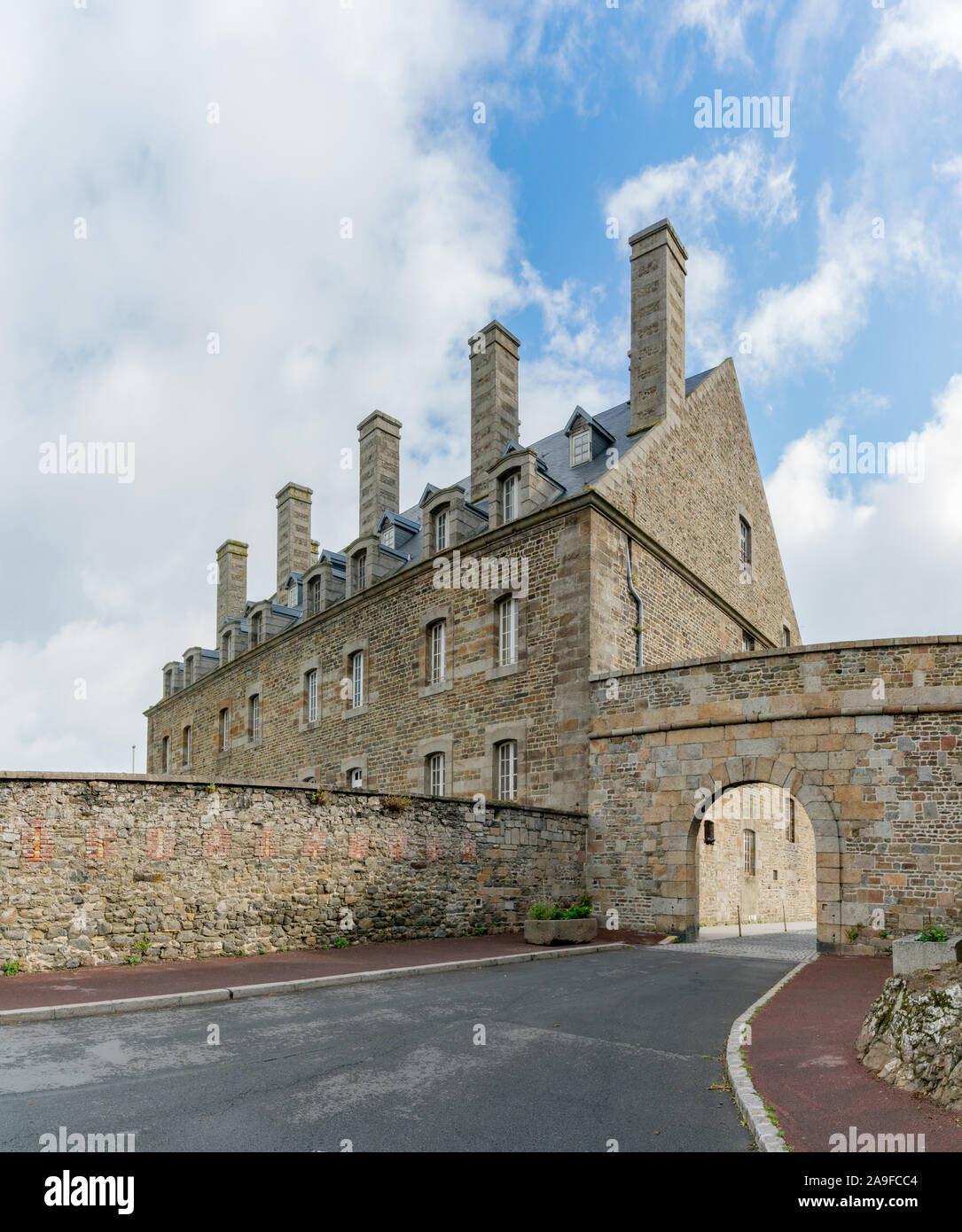 Granville, Manche/Frankreich - 18. August 2019: historisches Haus aus Stein und Wand im typischen Stil der Normandie in der Altstadt von Granville Stockfoto