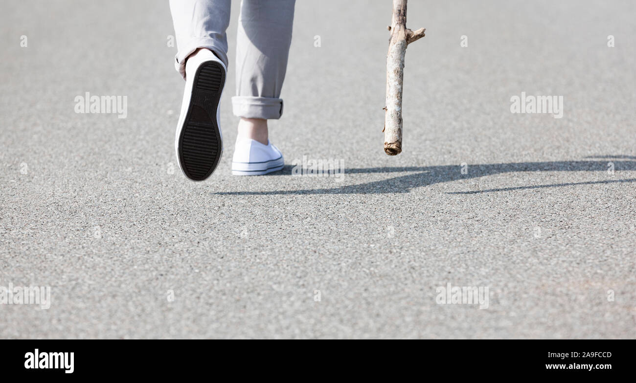 Wandering Füßen einer Frau auf der Straße Stockfoto
