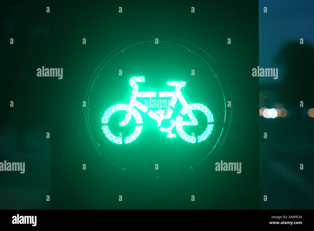 Ampel für Radfahrer auf neue Leeds superzyklus Autobahn bei Dämmerung Vereinigtes Königreich Stockfoto