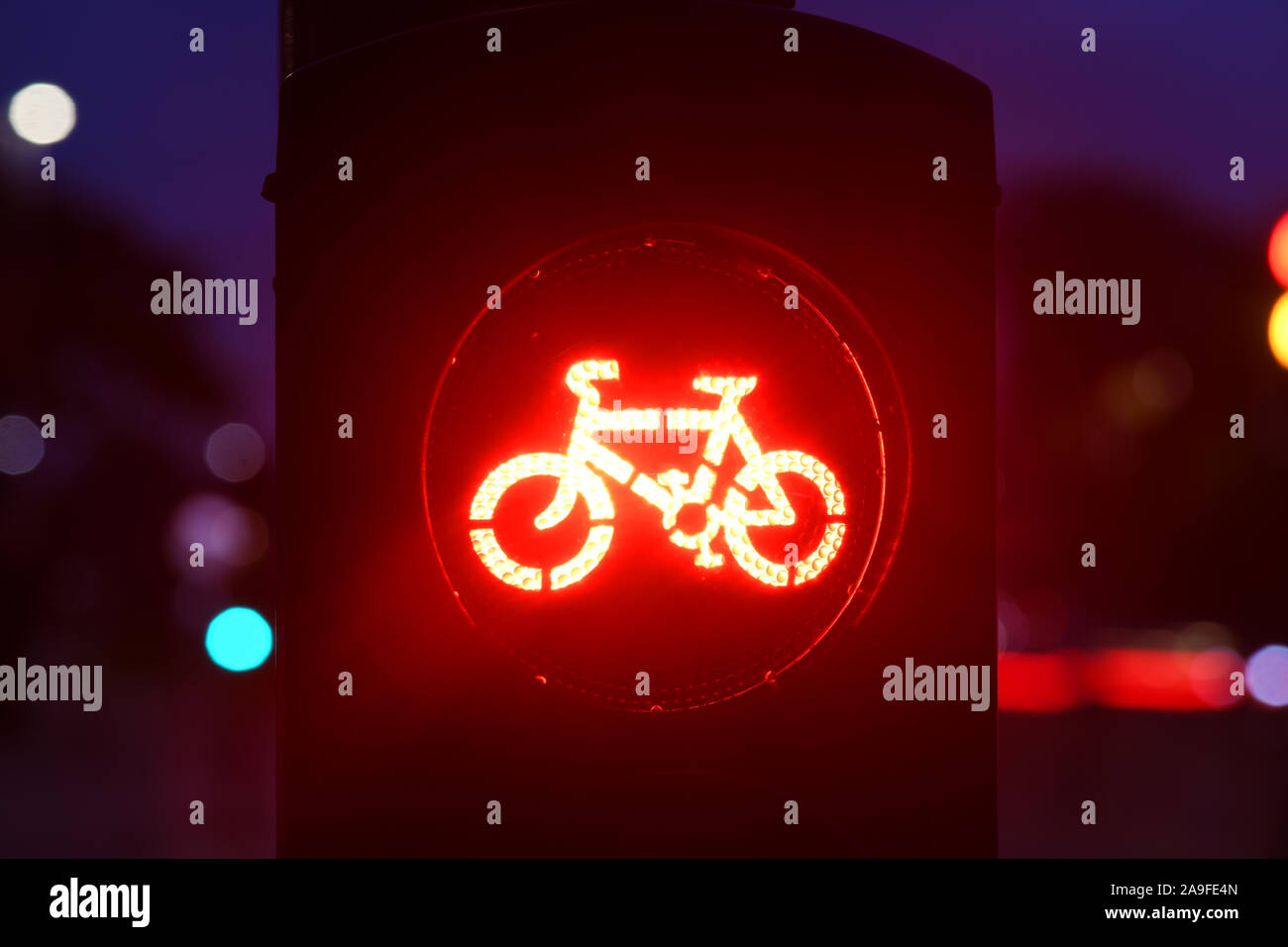 Ampel für Radfahrer auf neue Leeds superzyklus Autobahn bei Dämmerung Vereinigtes Königreich Stockfoto