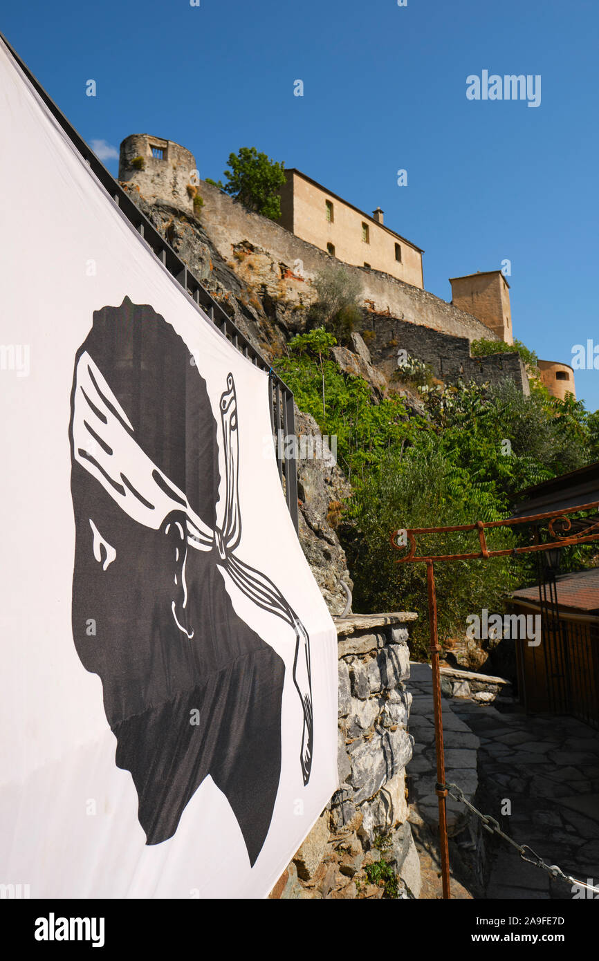 Die Korsische Mauren Kopf Flagge und die Zitadelle auf dem Hügel der Altstadt von Corte, Zentral Korsika, Corse-du-Sud, Frankreich Europa - Korsika Flagge Corte Stockfoto