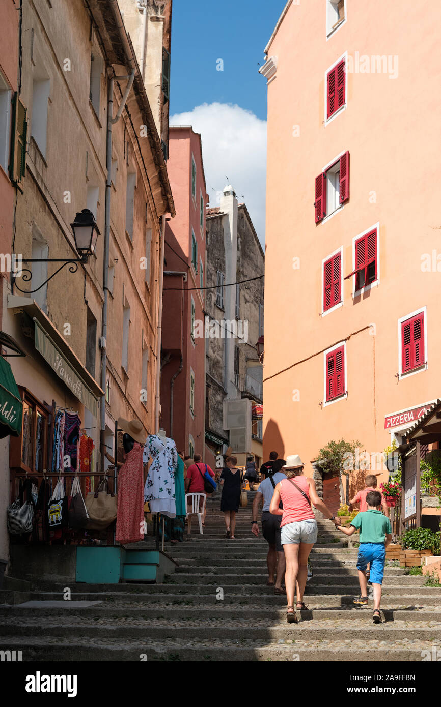 Touristen, die zu Fuss schmal in der alten Bergstadt Corte in Zentral Korsika, Corse-du-Sud, Frankreich Europa trat Einkaufsstraße Rue Scoliscia. Stockfoto