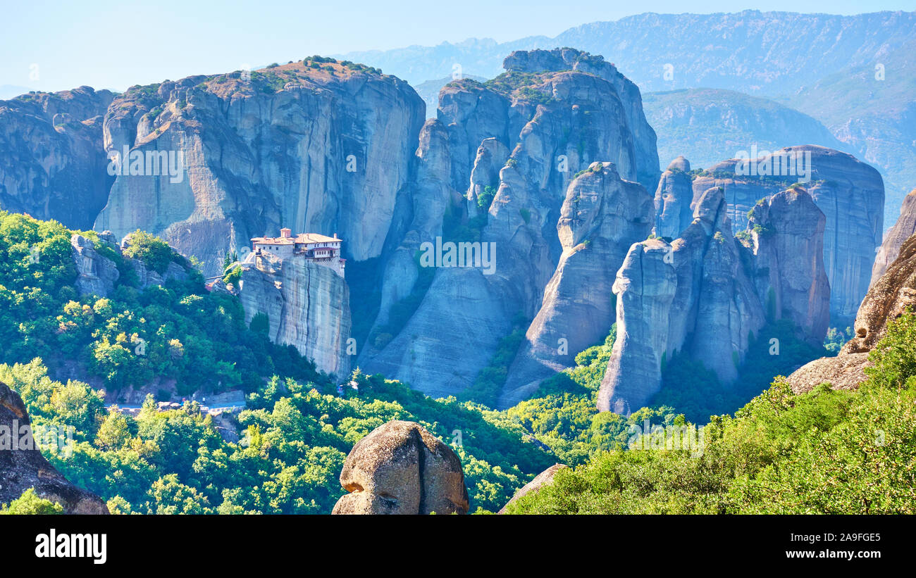 Panoramablick auf die Felsen von Meteora das Kloster Roussanou oben auf der Klippe, Griechenland - griechische Landschaft Stockfoto
