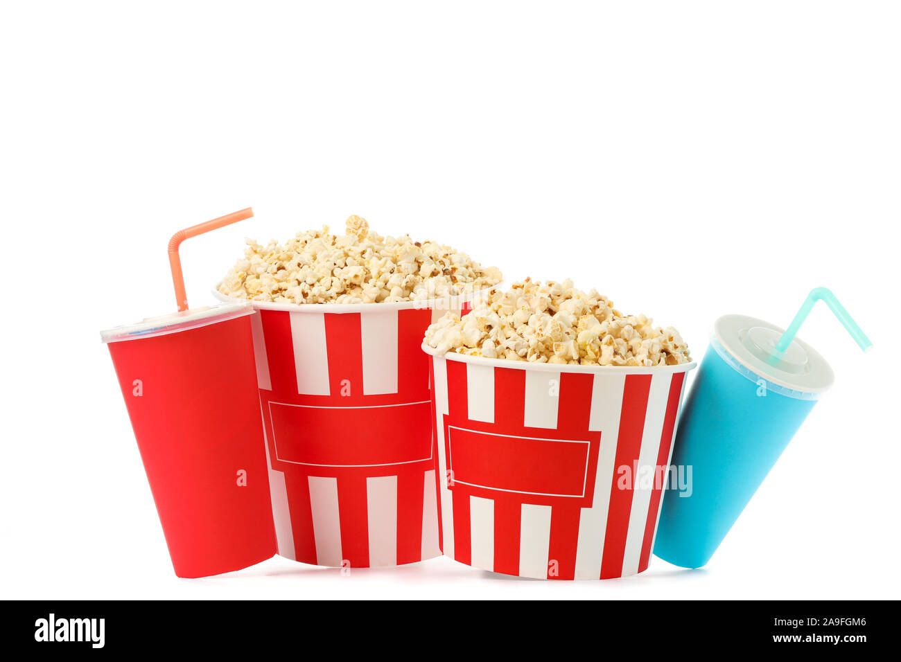Popcorn Eimern und Pappbecher auf weißem Hintergrund Stockfoto