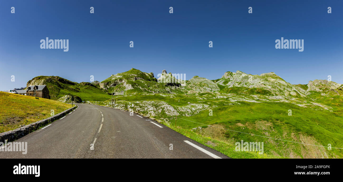 Straße am Somport Pass in den Pyrenäen Stockfoto