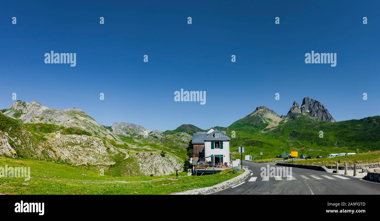 Straße am Somport Pass in den Pyrenäen Stockfoto