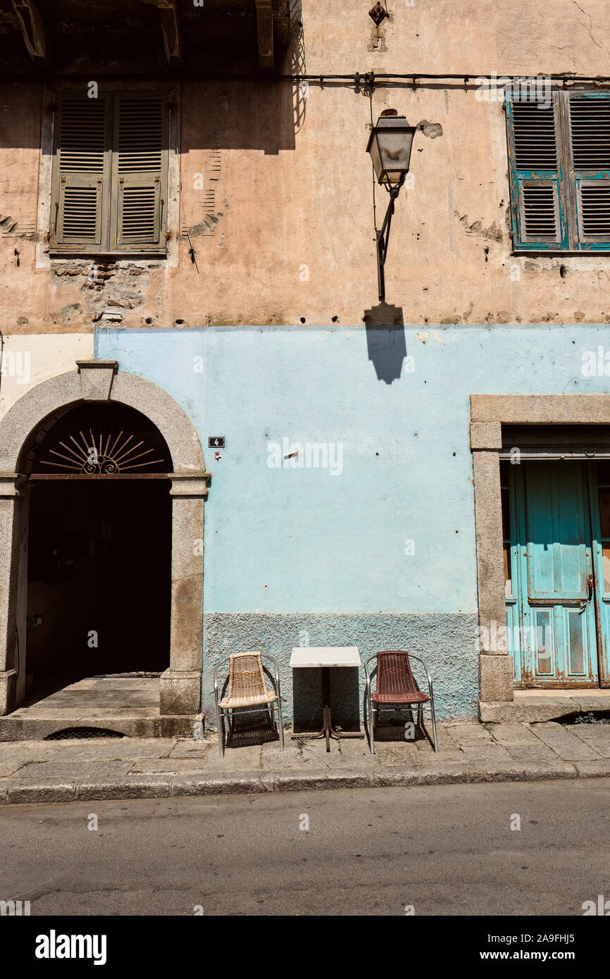 Eine minimale Straße Detail von einem Tisch und Stühlen in der urigen Dorf Corte in Haute-Corse, Korsika Frankreich Europa Stockfoto