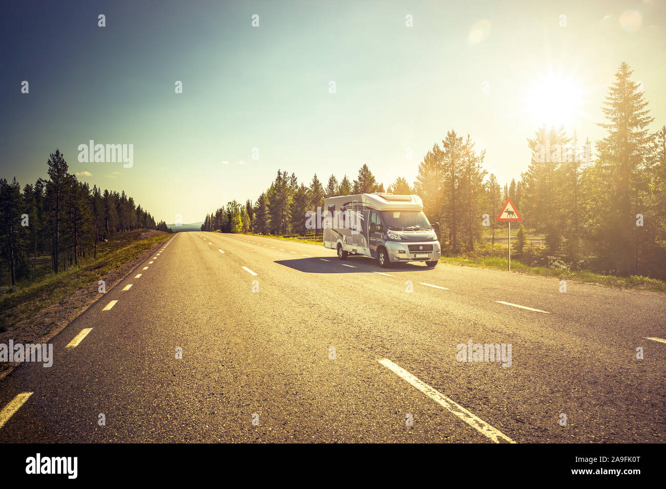 Reisemobil auf einer Straße in Lappland, Schweden Stockfoto