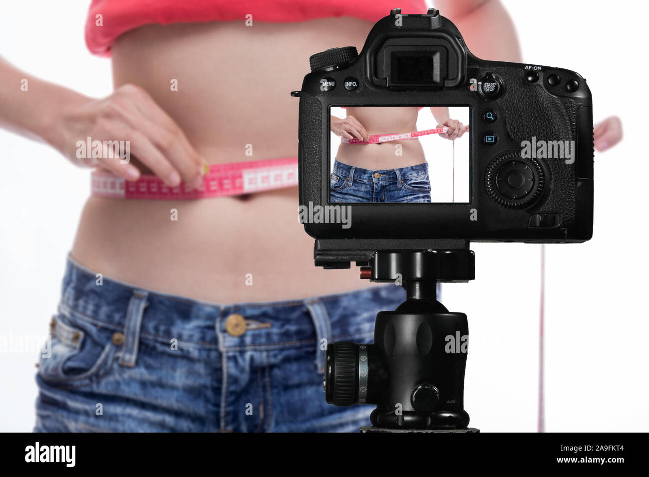 Asiatische vlogger messen Taille hinter der Kamera, social media Produktion Konzept Stockfoto