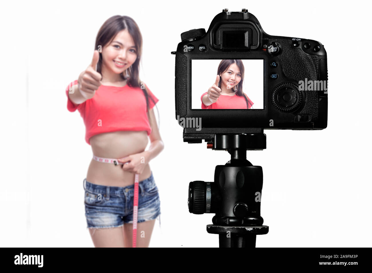 Asiatische vlogger messen Taille hinter der Kamera, social media Produktion Konzept Stockfoto